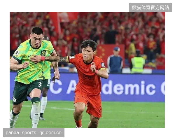 国足的“飞刀”秘籍：谢文能右路无人压迫下的底线狙击术